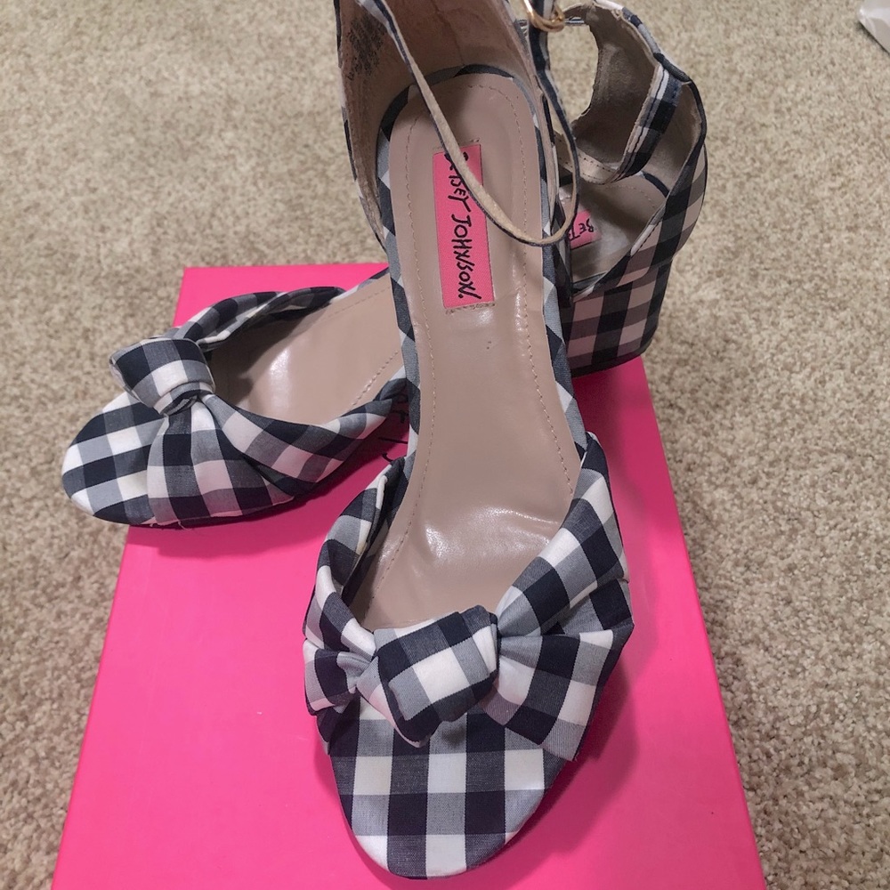 Very cute sandals🖤🤍